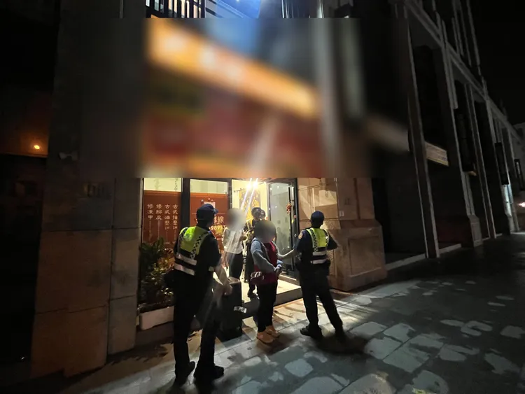 台中第三警分局臨檢泰式按摩館，查出2名持觀光簽證逾期居留還非法打工的泰女，當場移送移民署查處。翻攝畫面