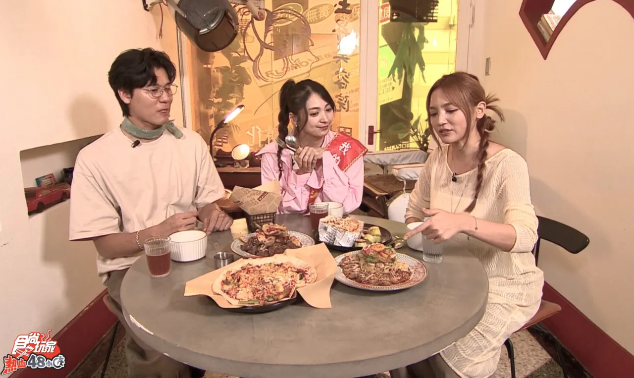 風田(左起)、阿喜和朵拉享受台南美食。TVBS提供