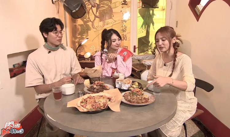 風田（左起）、阿喜和朵拉享受台南美食。TVBS提供