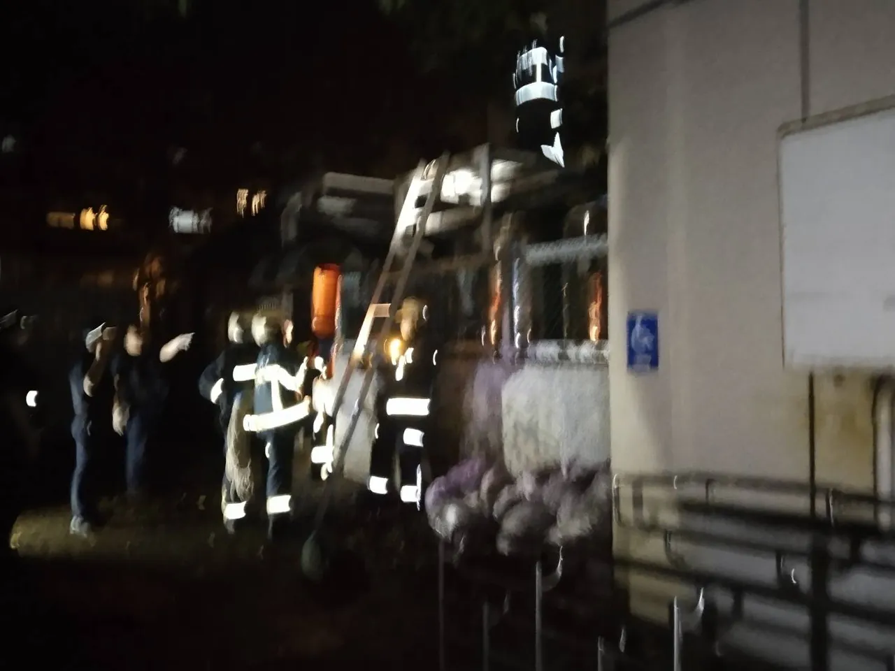 消防人员到场发现周男已经明显死亡。翻摄画面