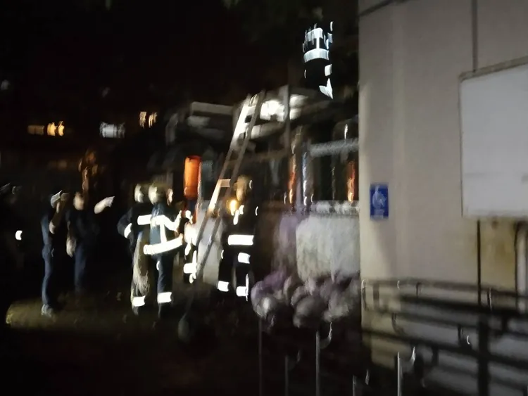 消防人員到場發現周男已經明顯死亡。翻攝畫面