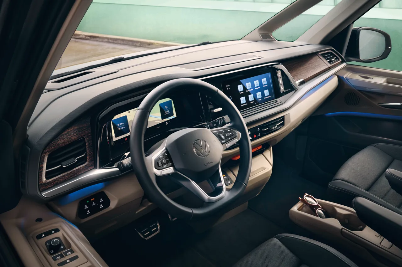 Multivan全車系皆採用Active Info Display大型互動式10.25吋全邏輯數位化儀錶,以及Discover Pro 10吋多媒體鏡面觸控螢幕音響主機。原廠照片