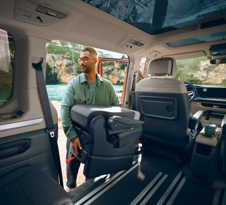 憑藉第二、三排採用巧妙的7人獨立座椅配置，同時設有人性化儲物/置物空間，靈活布局讓使用者得以輕鬆進行調整並創造出多樣化的空間組合。原廠照片