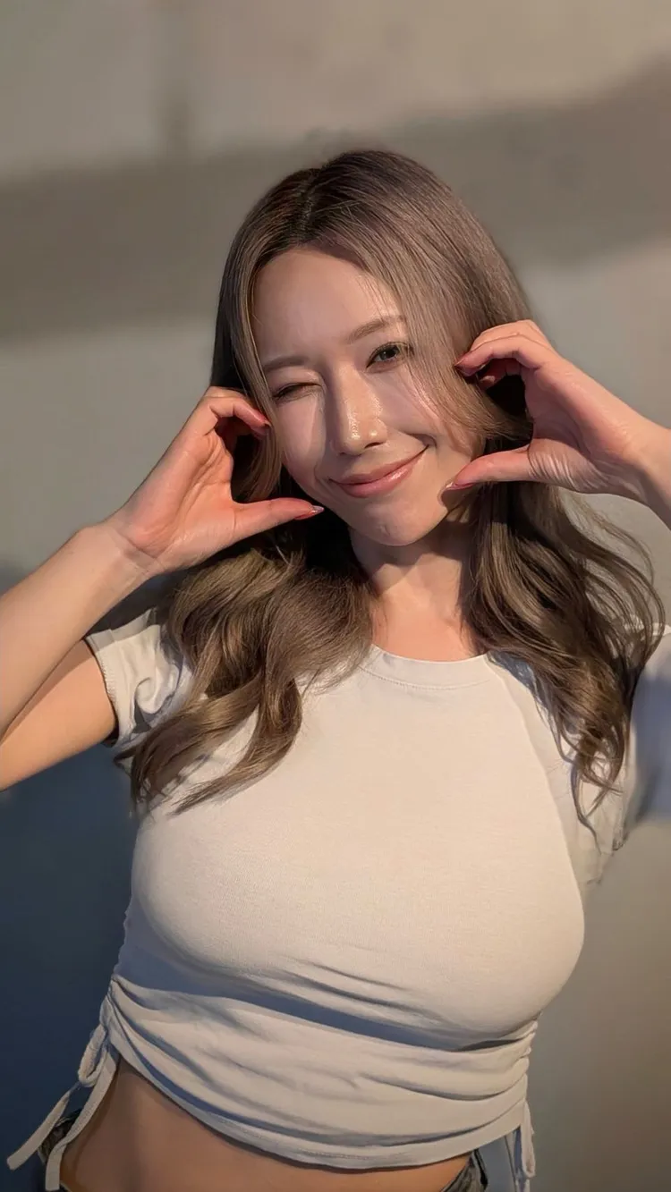 佐山愛是現役AV女優。無限暢通娛樂提供