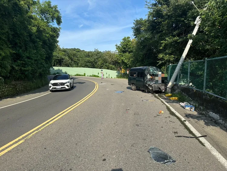廂型車撞上預拌混凝土車後失控撞到路邊電線桿停下，林姓駕駛傷重送醫不治。翻攝畫面