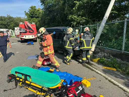 八里重大車禍!混凝土車撞廂型車墜山坡 人拋車外2死1傷