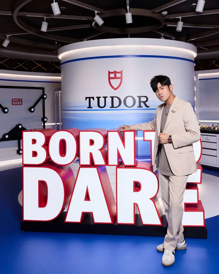 周杰倫配戴TUDOR Black Bay 58型腕錶。品牌提供