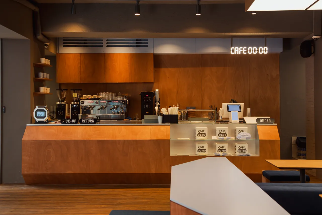 官方咖啡馆「CAFE 0000」以「感受时间的咖啡馆」为理念,营造出轻松舒适氛围。品牌提供