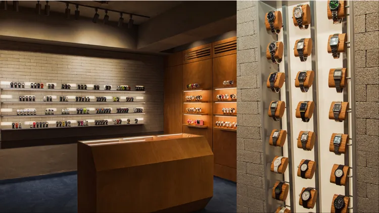 店內以溫潤木謢調展出多款經典與新作錶款。品牌提供