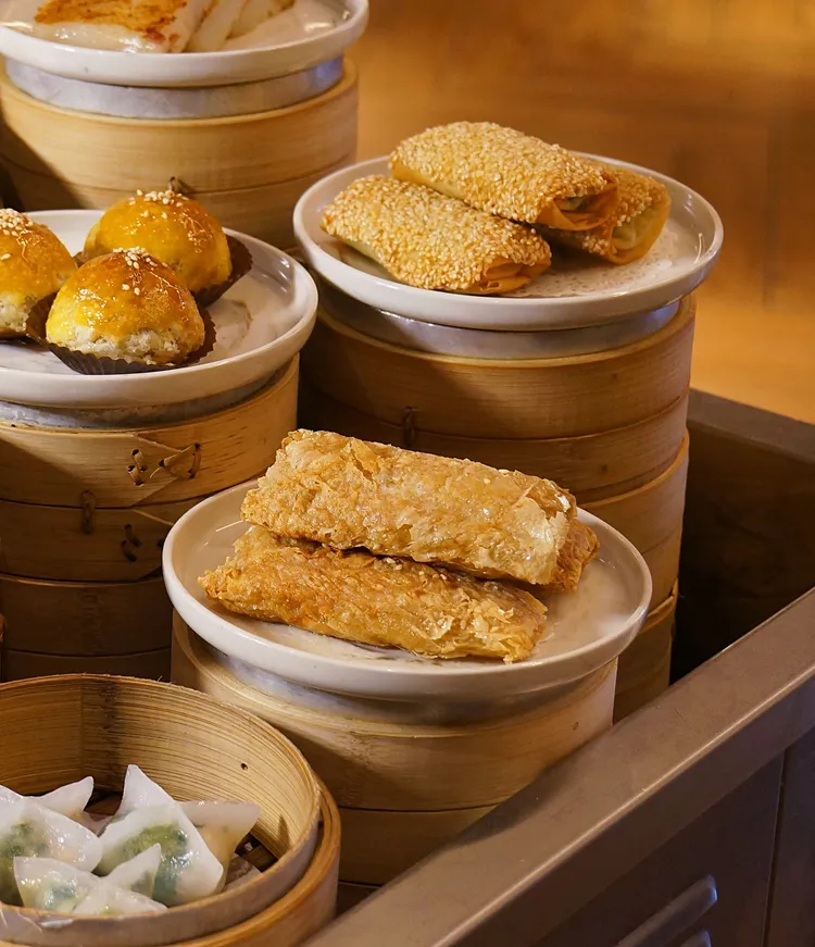 外酥內嫩的「香蔥石斑卷」以細緻魚肉結合蔥薑香氣，酥香鮮美、層次分明。招牌「潮牌叉燒酥」以15層金黃酥皮包裹特調蜜汁梅肉，鹹甜交融，讓人一試成主顧。業者提供