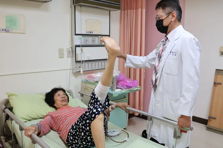 王芳英醫師教患者抬腳復健。大甲李綜合提供