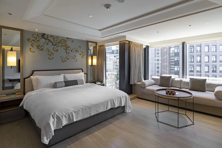 「夏沐拾光」主打景觀套房，獨立客廳與臥室空間，營造家的療癒感。瀚寓酒店提供