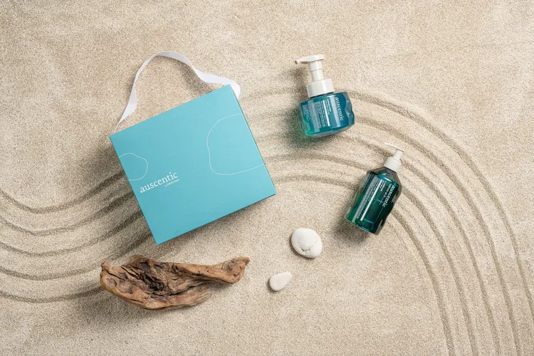 入住「夏沐拾光」專案贈「auscentic」微香洗手沐浴禮盒，讓療癒氣息自然融入旅程。 綠藤生機提供