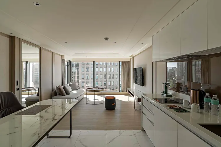 瀚寓酒店客房內配置簡易烹飪設備，方便旅人隨心加熱飲品或準備輕食，為自己添上一點熟悉的暖意。瀚寓酒店提供