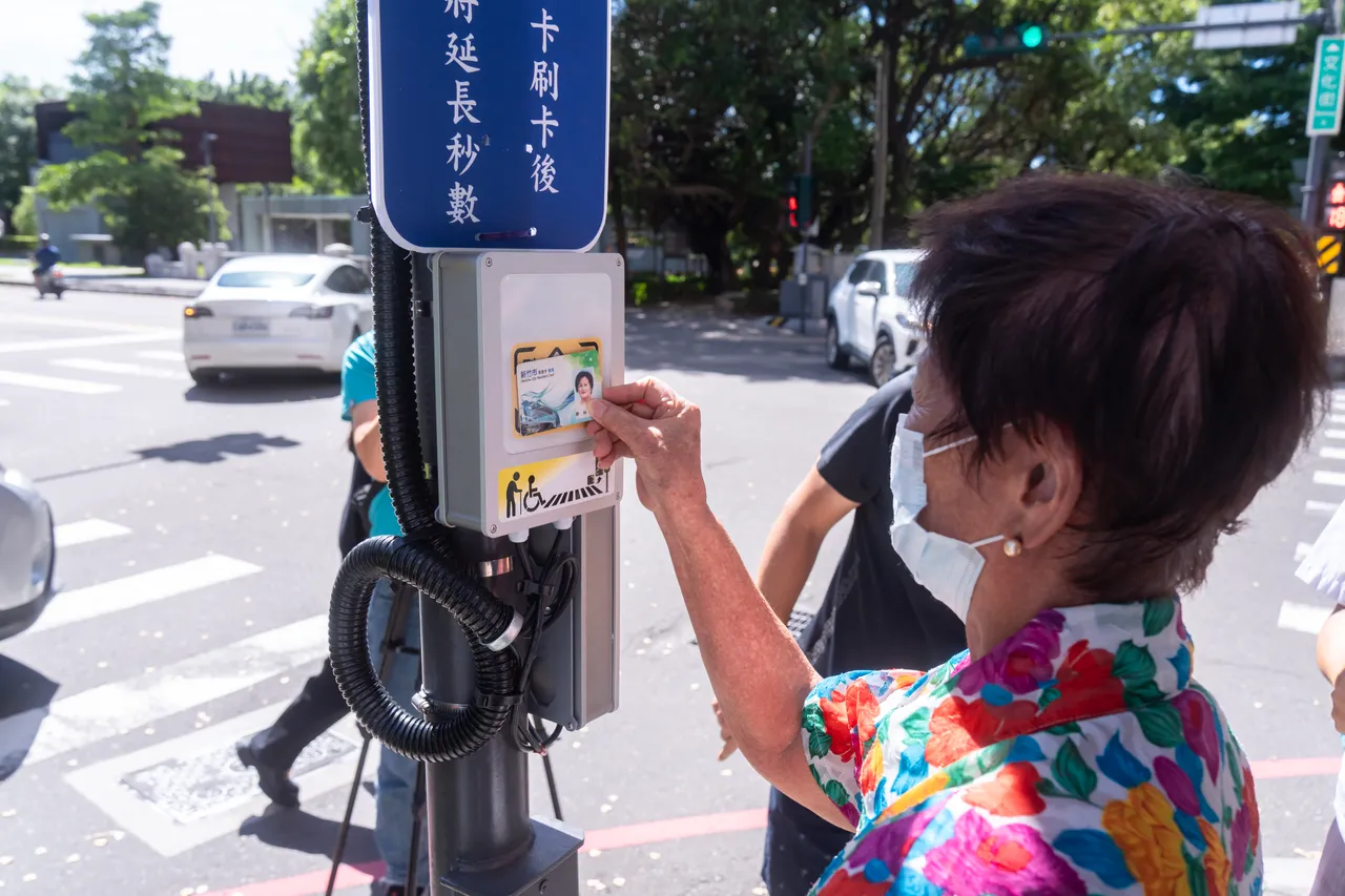 持新竹市敬老卡或爱心卡,在号志下方感应处轻轻「哔」一下,下一个绿灯时段可获额外10秒通行时间。新竹市府提供