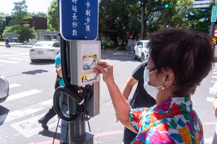 持新竹市敬老卡或愛心卡，在號誌下方感應處輕輕「嗶」一下，下一個綠燈時段可獲額外10秒通行時間。新竹市府提供