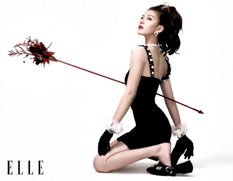趙露思拍攝中國版《ELLE》封面。翻攝中國版《ELLE》微博
