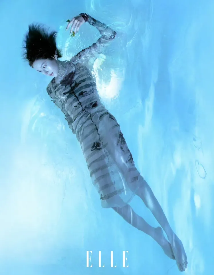 趙露思拍攝中國版《ELLE》封面。翻攝中國版《ELLE》微博