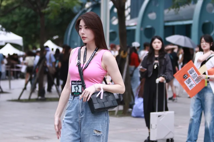 GD襲台，大批粉絲盛裝打扮朝聖。彭欣偉攝