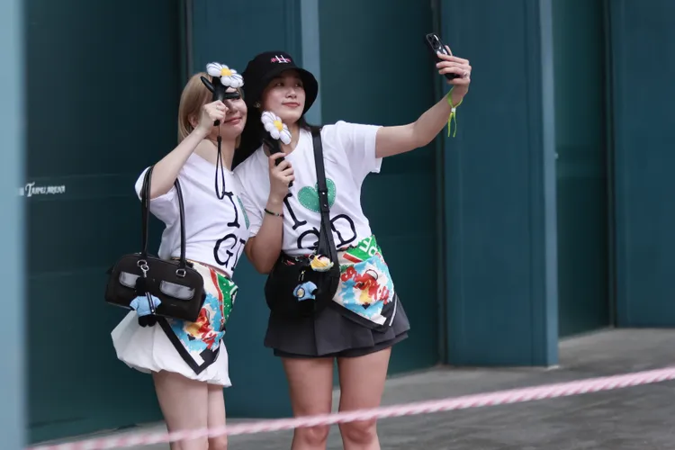 粉絲拿著GD的小雛菊手燈合照。彭欣偉攝