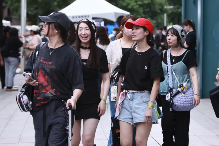 粉絲精心打扮，穿著印有GD的T恤。彭欣偉攝