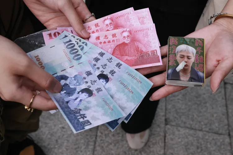 Tammy和YW做了權志龍台幣鈔票、「我沒票、我不難過」衛生紙應援。彭欣偉攝