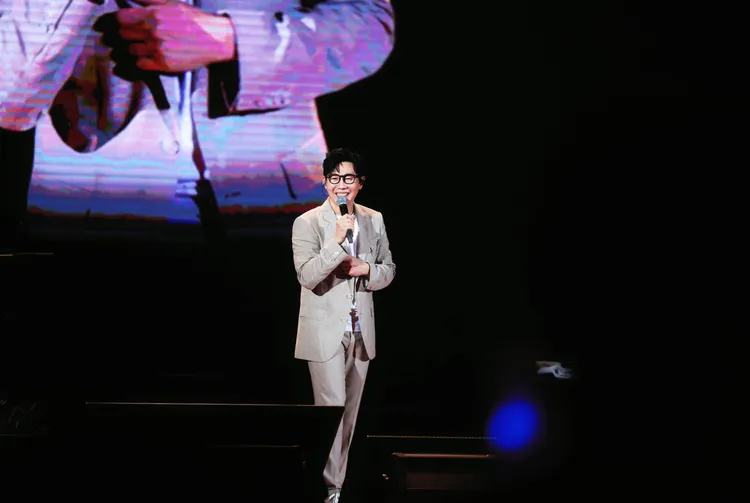 品冠幽默說笑，逗樂全場。種子音樂提供