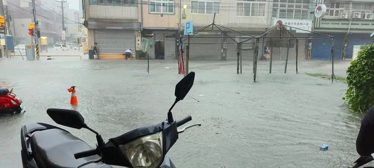 彰化鹿港暴雨造成嚴重積淹水。翻攝《我愛鹿港小鎮》臉書