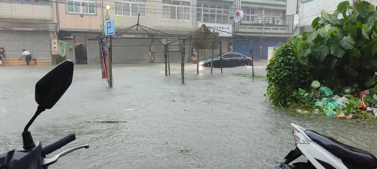彰化鹿港暴雨造成嚴重積淹水。翻攝《我愛鹿港小鎮》臉書