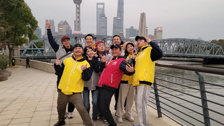 謝坤達（左起）、KID、梁一貞、懷秋、綠茶、吳宗憲、小鐘、詹子晴與鹿希派等人曾赴上海出外景。綜藝玩很大提供