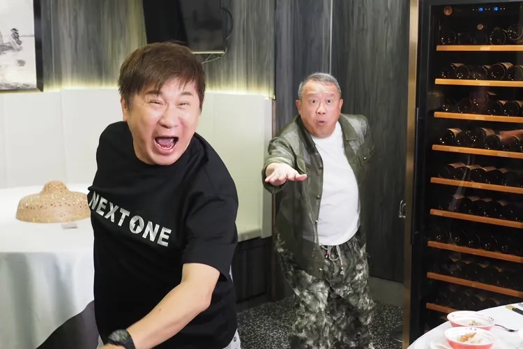 曾志偉（右）帶胡瓜來到香港知名餐廳飽餐一頓。《下面一位》提供