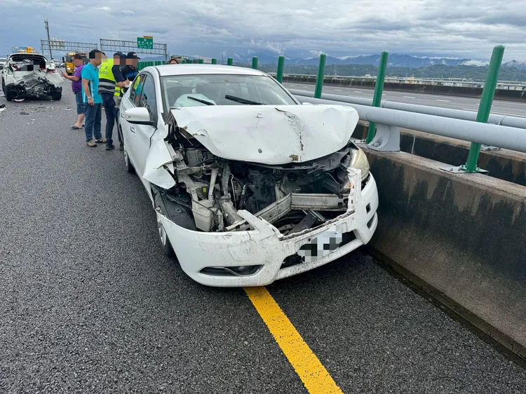 國道3號南向草屯路段上午7時許發生4車追撞事故。民眾提供