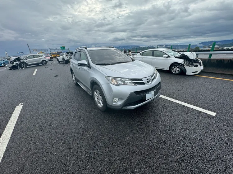 這起4車追撞事故造成2名駕駛輕傷送醫。民眾提供