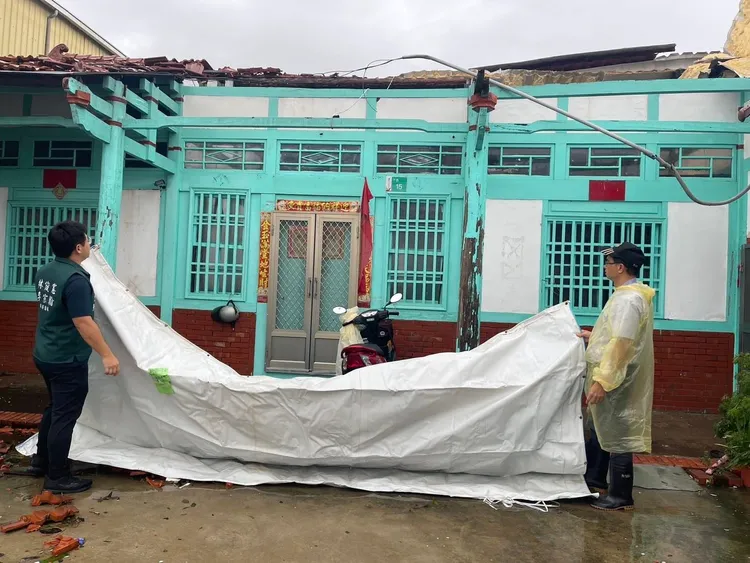 溪北的市議員李宗翰募集帆布替災區民眾應急，能遮風擋雨度過難關。取自臉書