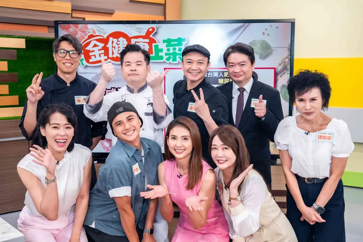 主廚陳之穎（上排左起）、主廚雷議宗、主廚潘瑋翔、醫師林謂文、無毒教母譚敦慈，主持人陳欣湄（下排左起）、《食尚玩家》曾子余、韋汝、營養師趙函穎等一起錄影。TVBS提供