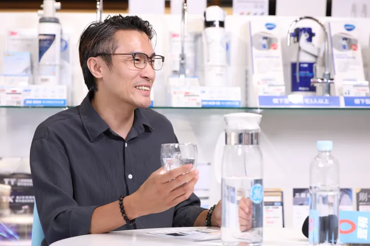 RIA叡亞環保科技產品協理徐培鈞 說，對比超濾水及RO純水，奇異淨水的過濾程度最適中。