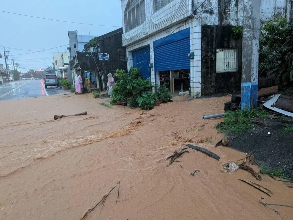 台東從20日深夜開始雨勢未歇,截至21日上午台東市累積雨量170毫米,台9線十股路段等多處地方積水。(民眾提供)中央社