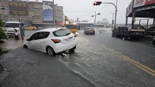 最担心的事来了!台东多处淹水 众人抬「洗肾嬷」涉水上车