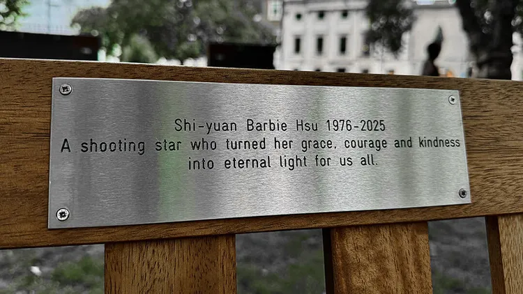 粉絲募款為大S打造紀念長椅。翻攝自微博