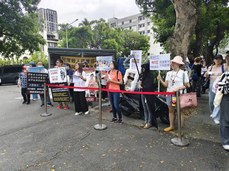 剴剴戰士今天集結北院抗議兒盟社工陳尚潔失職害剴剴遭虐死。張欽攝