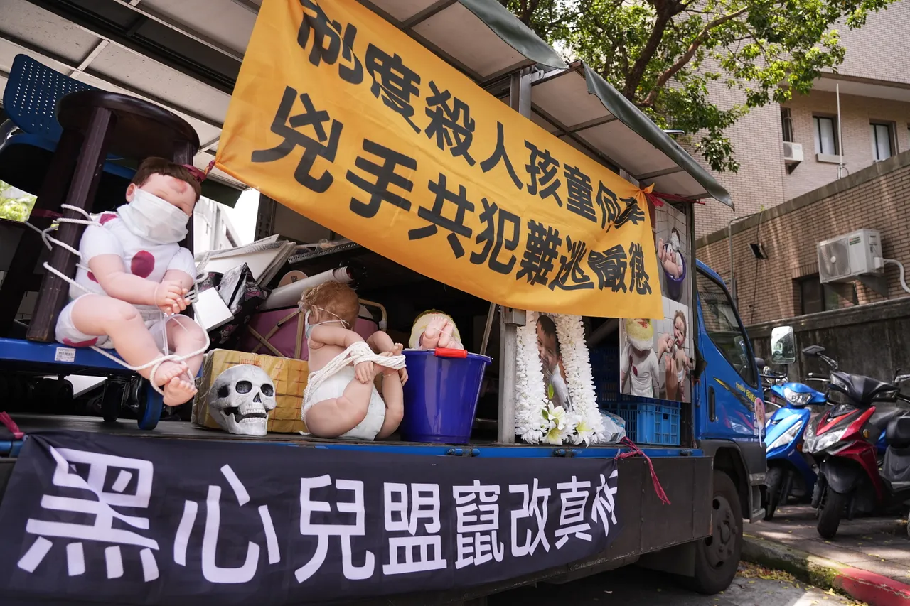 剴剴戰士今天陳列布偶模擬剴剴遭虐傷口及處境。彭欣偉攝