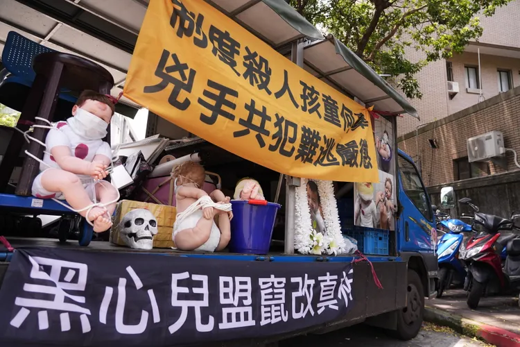 剴剴戰士今天陳列布偶模擬剴剴遭虐傷口及處境。彭欣偉攝