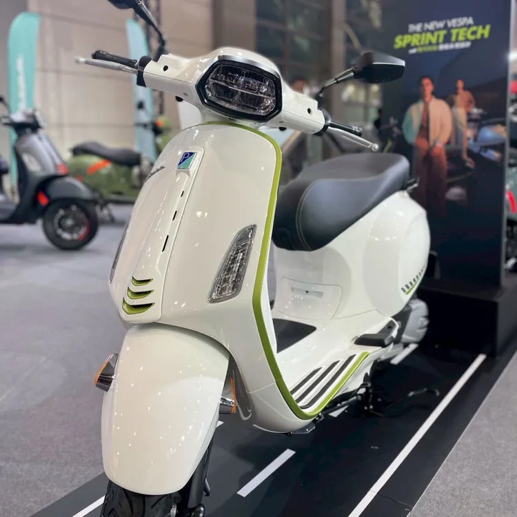Vespa Sprint Tech 150雪地白於台北國際重機展中展出。林浩昇攝