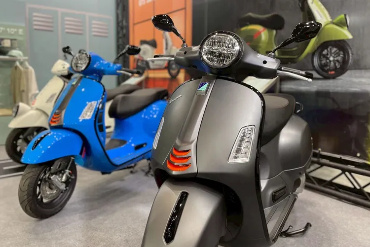 Vespa GTS 300 Super Sport雷霆消光灰(右)，Vespa GTS 300 Super Sport前蔚藍 (左)，於台北國際重機展中展出。林浩昇攝