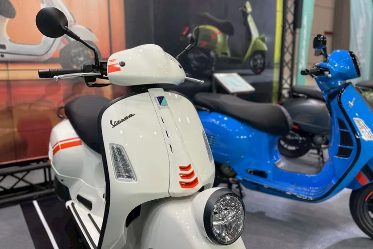 Vespa GTV 300雪地白(左)於台北國際重機展中展出。林浩昇攝