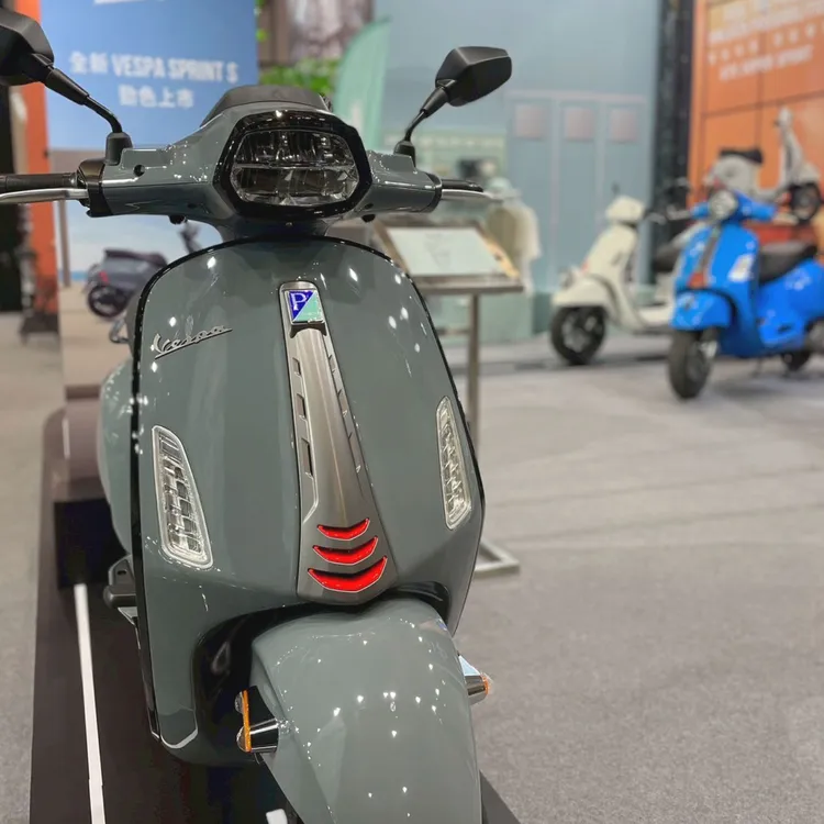Vespa Sprint S 150勁石灰於台北國際重機展展現熱血跑格。林浩昇攝