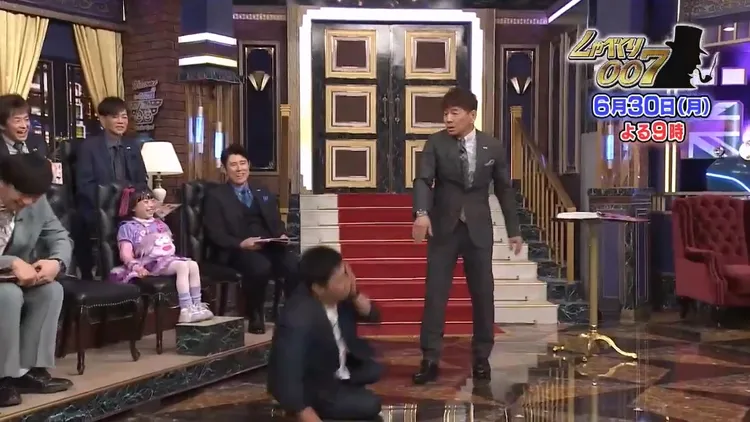 尾形貴弘被主持人呼巴掌跌坐地上，女兒笑得合不攏嘴。翻攝日本電視台