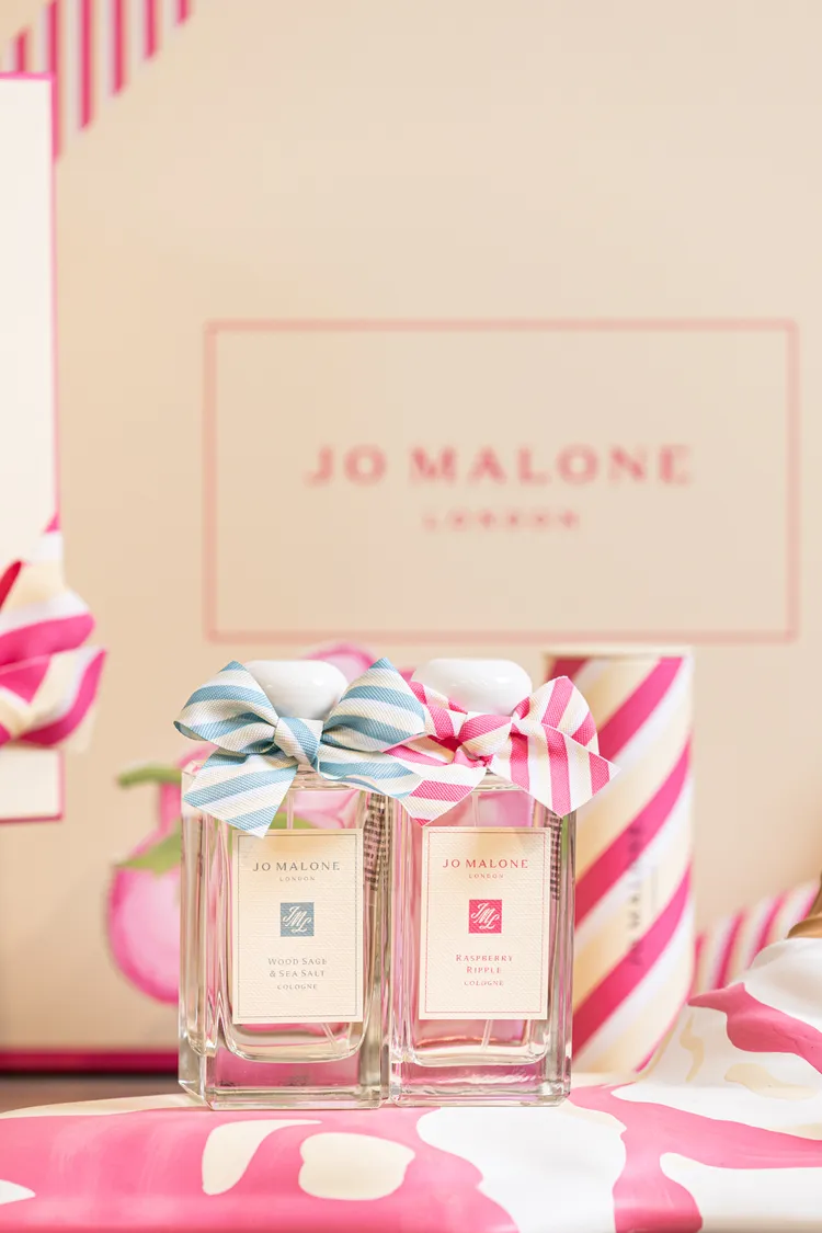 Jo Malone英倫海岸系列覆盆莓奶霜冰淇淋香水（右）30ml／3100元、100ml／6150元；鼠尾草與海鹽限量版香水（左）30ml／2960元、100ml／5850元。品牌提供