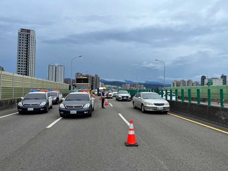 警方封鎖現場並進行交管。翻攝畫面