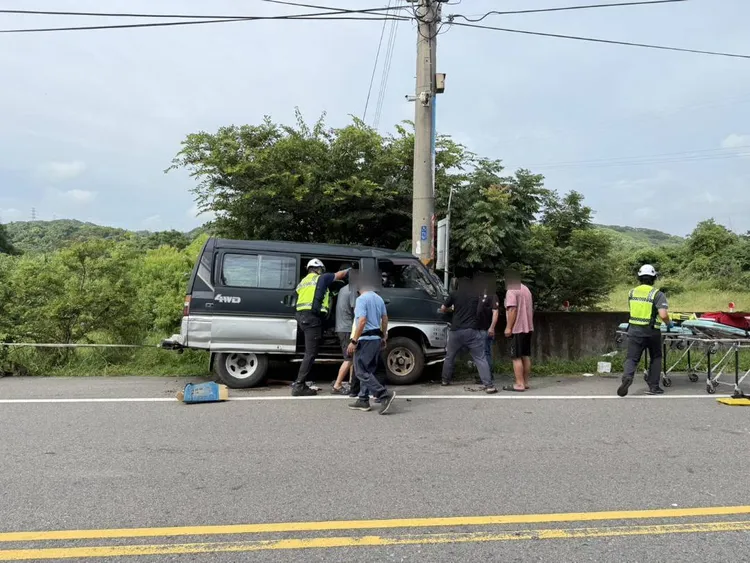 蕭男因身體不適，駕車撞上對向路邊電桿。民眾提供